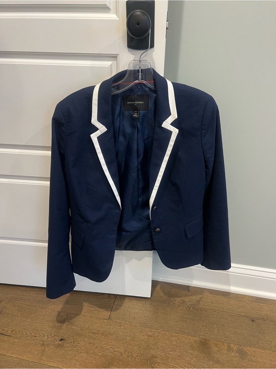Banana Republic Jackets & Blazers - Women’s Banana Republic Navy Blazer with White Piping-Size 6P